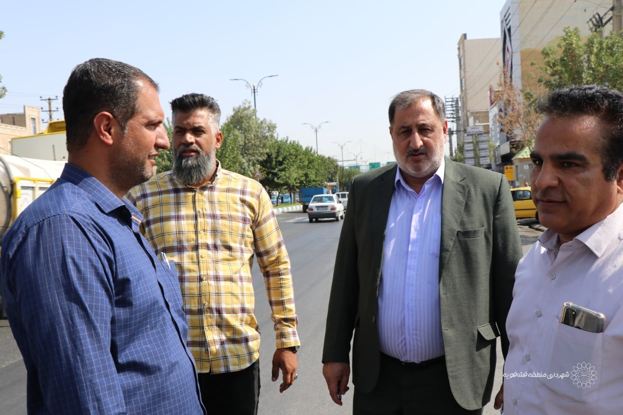 نظارت میدانی شهردار،مسئول وناظران عمران شهرداری بر روند اجرای عملیات آسفالت بلواراصلی شهر